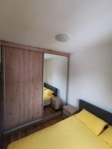 Un pat sau paturi într-o cameră la Apartman 202 Zlatibor +15 fotografii