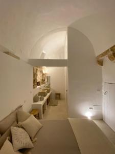 een woonkamer met een bank en een tafel bij L'IMMACOLATA by Acqua di Puglia in Matino