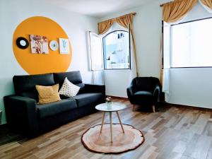 ein Wohnzimmer mit einem Sofa und einem Tisch in der Unterkunft VV Casa Vivaldi Las Palmas "by henrypole home" in Las Palmas de Gran Canaria