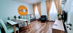 ein Wohnzimmer mit einem Sofa und einem Tisch in der Unterkunft VV Casa Vivaldi Las Palmas "by henrypole home" in Las Palmas de Gran Canaria