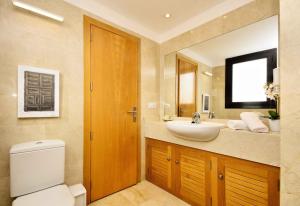 een badkamer met toilet en wastafel bij La Casa de Lela in Arrecife +17 foto's