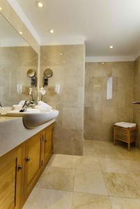 een badkamer met wastafel en douche bij La Casa de Lela in Arrecife