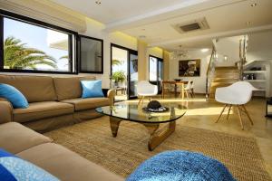 sala de estar con sofá y mesa en Casa Botavara, en Playa Honda