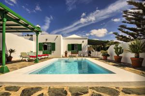 a swimming pool in the backyard of a house at Casa Andrea in Mácher