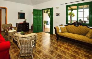 a living room with a couch and chairs at Casa Andrea in Mácher