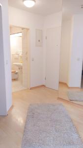 Tempat tidur dalam kamar di SUNNYHOME Monteurwohnungen und Apartments in Regensburg