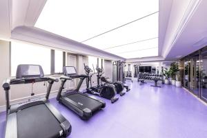 una palestra con diversi tapis roulant e macchine ellittiche di Mercure Xian City Centre a Xi'an