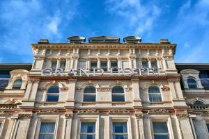 un edificio con las palabras "gran hotel" en él en The Grand Hotel Birmingham en Birmingham