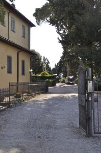 un compteur de stationnement en face d'une maison avec une allée. dans l'établissement Villa Il Poggiale, à Empoli