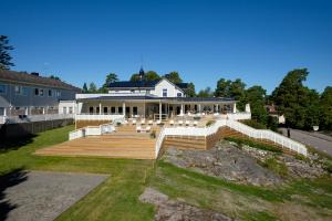 uma casa grande com uma escada que o leva até ela em Arkösunds Hotell em Arkösund
