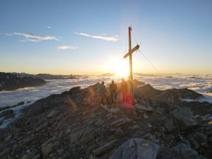 un grupo de personas de pie en la cima de una montaña en byRosi Apartments, en Parcines