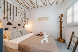 Giường trong phòng chung tại Asera Suites only 300m from Kamari Beach