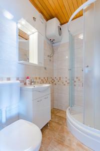 Koupelna v ubytování Rooms Sani