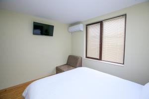 - une chambre avec un lit et une fenêtre dans l'établissement Feel at Home, à Sandanski