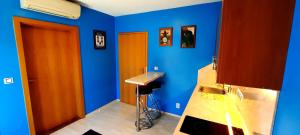 Telewizja i/lub zestaw kina domowego w obiekcie Pool Apartments