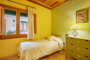 A bed or beds in a room at Casa Rural Can Coll
