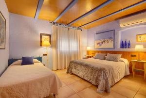 A bed or beds in a room at Casa Rural Can Coll