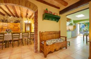 A television and/or entertainment centre at Casa Rural Can Coll