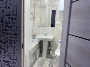 un baño con lavabo e inodoro en White&Grey apartment, en Vínnytsia
