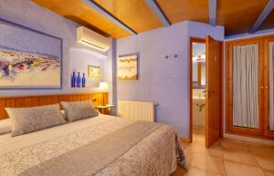 A bed or beds in a room at Casa Rural Can Coll