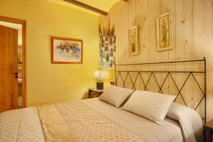 A bed or beds in a room at Casa Rural Can Coll