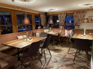 Restoran või mõni muu söögikoht majutusasutuses Hotel Alpenrose