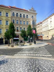una calle de la ciudad con un gran edificio en el fondo en Beautiful Apartments in Prague, en Praga