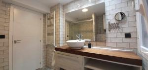 un bagno con lavandino e specchio di Apartamento EL PILAR Céntrico, ascensor, cocina, a Saragozza Altre 5 foto