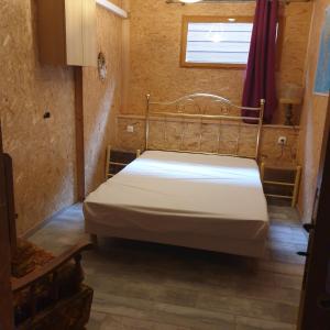 a bedroom with a bed in a room at Appartement en bois in Sète