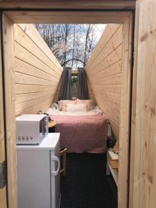 um pequeno quarto com uma cama numa tenda em Niiralan Tila : Starlite Cabin em Laitila