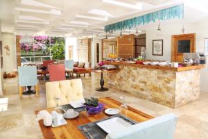 Saylam Suites في كاس: مطبخ وغرفة معيشة مع طاولة وكراسي