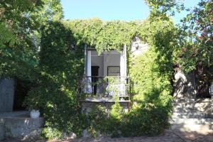 a house with a balcony surrounded by ivy at GABRIELLA'S in Riebeek-Kasteel