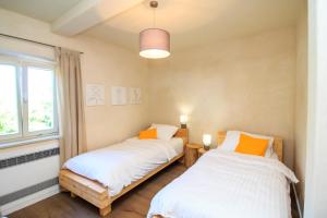 2 camas en una habitación pequeña con ventana en Holiday Home Mikula, en Krnica