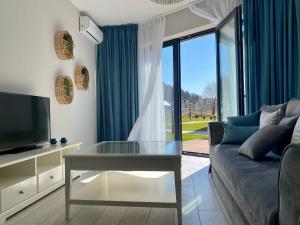 TV a/nebo společenská místnost v ubytování Apartament Krzysztofa Bochusa