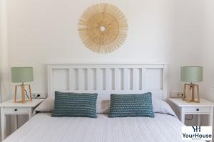 Ein Bett oder Betten in einem Zimmer der Unterkunft YourHouse Es Niu, apartment in Puerto de Sóller