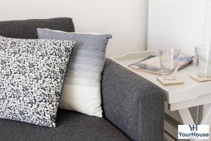 Ein Sitzbereich in der Unterkunft YourHouse Es Niu, apartment in Puerto de Sóller