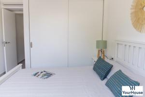 Ein Bett oder Betten in einem Zimmer der Unterkunft YourHouse Es Niu, apartment in Puerto de Sóller