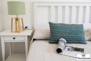 Ein Bett oder Betten in einem Zimmer der Unterkunft YourHouse Es Niu, apartment in Puerto de Sóller