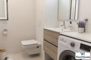 ein weißes Bad mit einer Waschmaschine in der Unterkunft YourHouse Es Niu, apartment in Puerto de Sóller in Sóller + 26 Fotos