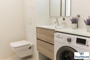 ein Badezimmer mit Waschmaschine und Waschbecken in der Unterkunft YourHouse Es Niu, apartment in Puerto de Sóller in Sóller