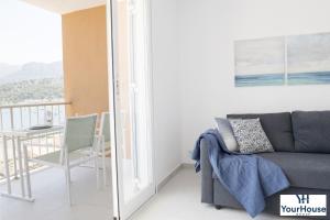 Ein Sitzbereich in der Unterkunft YourHouse Es Niu, apartment in Puerto de Sóller