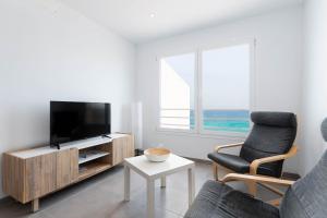 Televízia a/alebo spoločenská miestnosť v ubytovaní YourHouse Monges Apartment with sea views