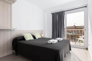 Posteľ alebo postele v izbe v ubytovaní YourHouse Monges Apartment with sea views