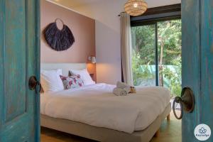Postel nebo postele na pokoji v ubytování Villa Paloma 4 étoiles avec Piscine et Vue exceptionnelle sur l'ocean à Saint-Leu