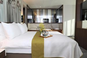 Postel nebo postele na pokoji v ubytování Limak Skopje Luxury Hotel