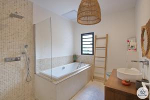 Koupelna v ubytování Villa Paloma 4 étoiles avec Piscine et Vue exceptionnelle sur l'ocean à Saint-Leu