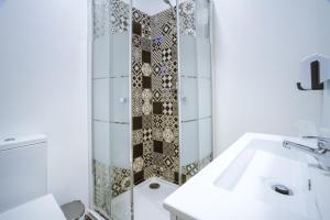 a bathroom with a shower and a sink at Alojamento Duque D`Avila in Aveiro
