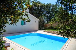 Bazén v ubytování Holiday Home Mikula nebo v jeho okolí