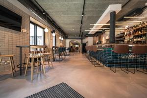 bar z krzesłami i stołami w pokoju w obiekcie Hotel Blü Gastein w mieście Bad Hofgastein