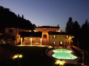Willa z basenem w nocy w obiekcie Borgo La Morra w mieście Pavullo nel Frignano